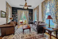 Historic home half a mile from Downtown Denison and minutes to Lake Texoma. Hotels in Denison