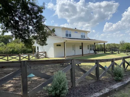 Close to Baylor & Silos: 3 BR Home Pickleball Court, Ping Pong Table & Barn