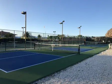 Quiet canal-front 3/3 Single-Family Home with Private Pool & Cabana Club Access Отели в г. Key Colony Beach