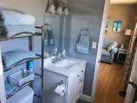 Seashore Suite just minutes from Cape May beaches. Historic Cold Spring Village附近的飯店