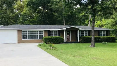 Lakehouse in the heart of Georgia with huge backyard Hotels near Lucky's Liquidation