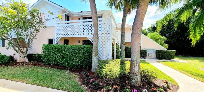 POSHPADZ Presents Coco Villa -2 Patios-Ground Floor-Walk to Jupiter Beach Hotels in Jupiter