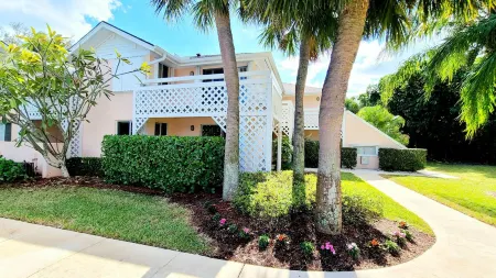 POSHPADZ Presents Coco Villa -2 Patios-Ground Floor-Walk to Jupiter Beach