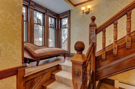 Spacious Victorian in N. Adams-walk to Mass MoCA