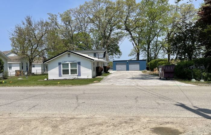 Lake front house with beautiful views and walking distance to Indiana Beach.
