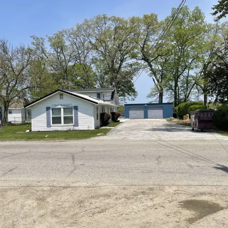 Lake front house with beautiful views and walking distance to Indiana Beach.