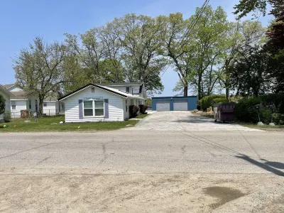 Lake front house with beautiful views and walking distance to Indiana Beach.