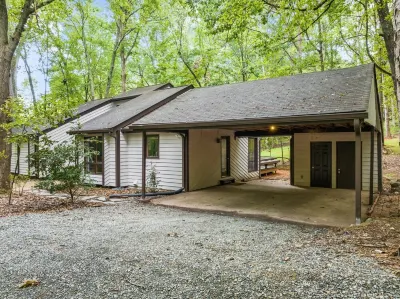 Unique and private home in Chapel Hill のホテル