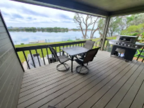 Spacious Lakehouse Getaway. Private Dock with large fenced Backyard and Gameroom