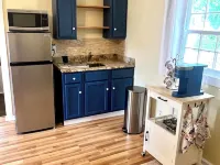 Historic Hilltop Guesthouse - Charming studio/cottage one block from downtown Hotele w: Laurel
