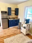Historic Hilltop Guesthouse - Charming studio/cottage one block from downtown