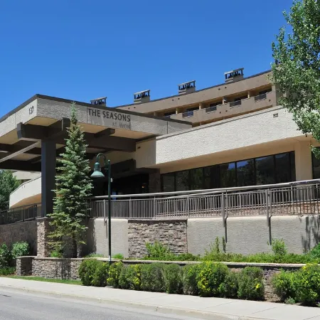Steps from Riverfront Gondola, Modern Cozy Condo, Free Underground Parking