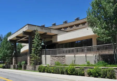 Steps from Riverfront Gondola, Modern Cozy Condo, Free Underground Parking