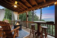 Knotty Bear: Cozy Cabin, Breathtaking Mountain Views, Hot Tub, Fire Pit - 4-Star
