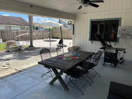 Charming 3-bedroom house with AC and WiFi in fabulous Jupiter, close to beaches Отели рядом с достопримечательностью «Uptown Art Jupiter»