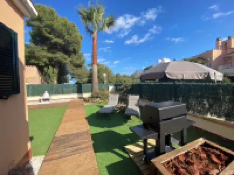 Townhouse with communal pool and jacuzzi, located a few meters from the beach.