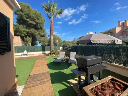 Townhouse with communal pool and jacuzzi, located a few meters from the beach. Отели рядом с достопримечательностью «Porto Cristo sign»