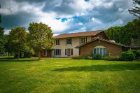 Cheerful Family Manor- Sleeps 25 w/hot tub and private pool in Amish Country Hotel a 
