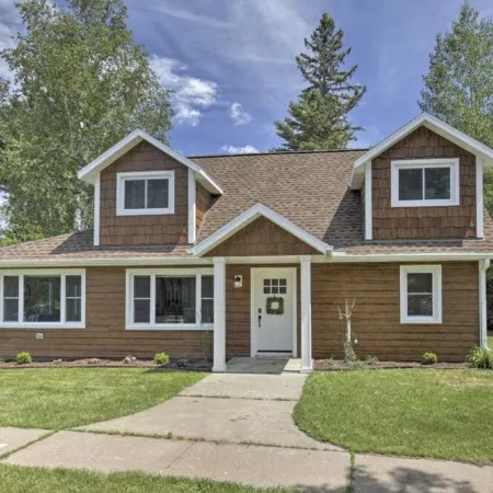 Lake Nokomis 4-bedroom Lakeside Spacious Cottage