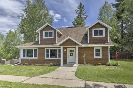 Lake Nokomis 4-bedroom Lakeside Spacious Cottage