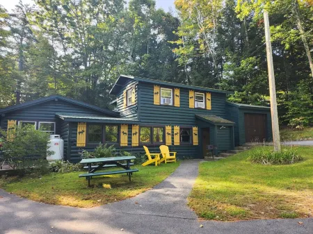 Lake George Diamond Point 3 Bed / 2 Ba two story Cabin