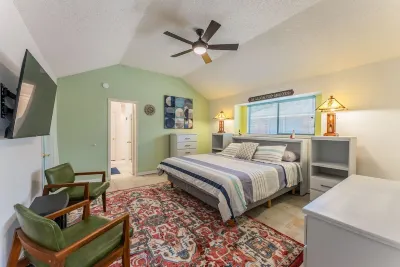 Private Hot Tub, Stone Floors, Tall Fenced Yard, Fire Pit, & BBQ Grill Hotel in zona Grand Prairie Premium Outlets