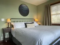 Romantic & Secluded!  Blowing Rock, Views, Hot Tub - the Secret Shack
