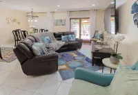 Casa Bay-Spacious Family Friendly 4 Bedroom Home with Ultimate Backyard Fun!