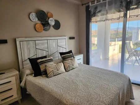 Bajo con Vistas a la Piscina en Valle del Este Golf Отели в г. Вера