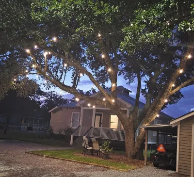 Perfect Getaway! Quaint Cottage 1 block to beach, Old Town, park and more!