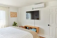 Boutique Style 2 Bedroom Apartment w/pool