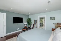 Hottub! Private Outdoor Spaces-Walk Downtown and MU. Pets OK Top Notch Finishes