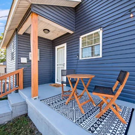 New Guntersville lake cottage - walking distance to lake and minutes to downtown