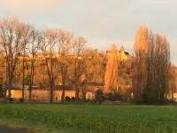 Pretty house in a pretty fortified village from the 13th century Hoteles en Coucy-le-Château-Auffrique
