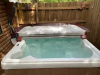 Beautiful Log Cabin. Sleeps 2-8. Reds Landing Boat Ramp .5 mi Away. A+ Fishing.