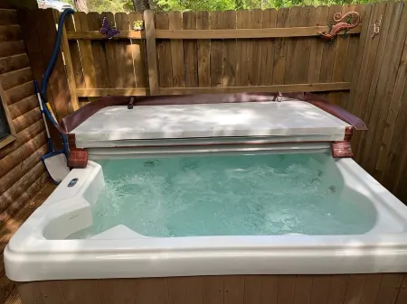 Beautiful Log Cabin. Sleeps 2-8. Reds Landing Boat Ramp .5 mi Away. A+ Fishing.