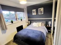 Stylish Home in Linlithgow | Near Edinburgh Airport | Free Parking | Free WiFi Hotels in Linlithgow