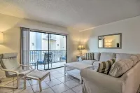 Convenient Condo with Balcony - Steps to Gulf Coast Beaches! Hotel a Indian Shores