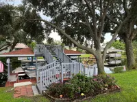 Spacious home directly on Lake Grassy canal. Boat house, hot tub & pool table Hotels in Highlands County