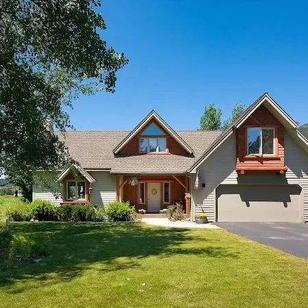 Private Hot Tub! Pool Table, Mountain Views, Ski Shuttle Close by!