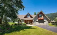 Private Hot Tub! Mountain Views, Town Center Location, Free Ski Shuttle Access!