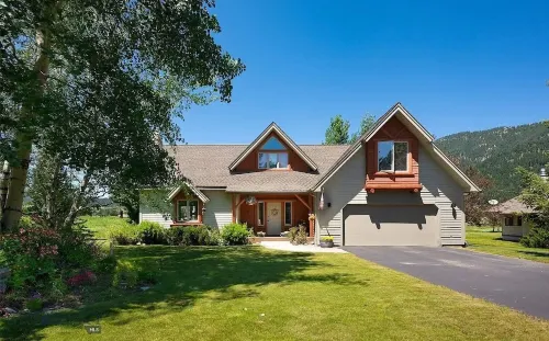 Private Hot Tub! Pool Table, Mountain Views, Ski Shuttle Close by!