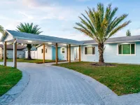 Relaxing Apollo Waterfront Retreat I Pool l Spa l Dock I Firepit Hotels in Apollo Beach
