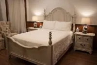 The Queen Victorian historic and 1 block from the town square