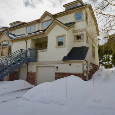 Large Cozy Townhouse Ski-in / Ski-out to Super Bee, Private Washer /Dry & Garage