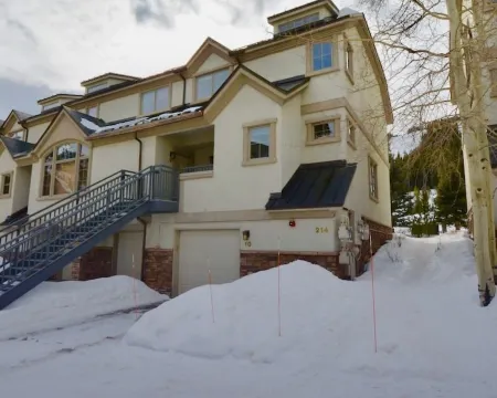 Large Cozy Townhouse Ski-in / Ski-out to Super Bee, Private Washer /Dry & Garage