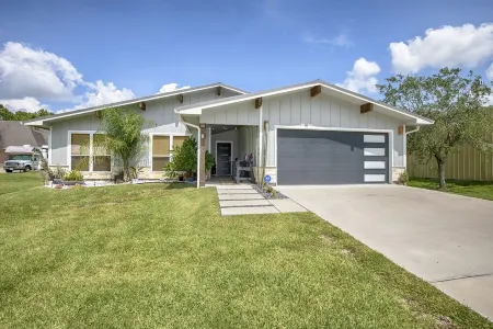 Pepe's Place - Newer Home w/heated Spa Pool, close to Galveston Island & Houston