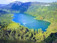 Cottages in the center of the Hedgehog waterfalls and lakes. Hotels in Bonlieu