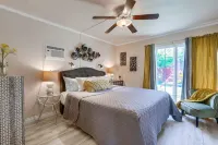 Orange Home with 2 King Bedrooms - Fun Patio Area - バルコニー