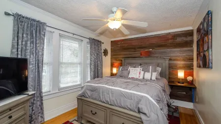 Cozy- Quaint Downtown Delight! Отели рядом с достопримечательностью «Taubman College of Architecture and Urban Planning»